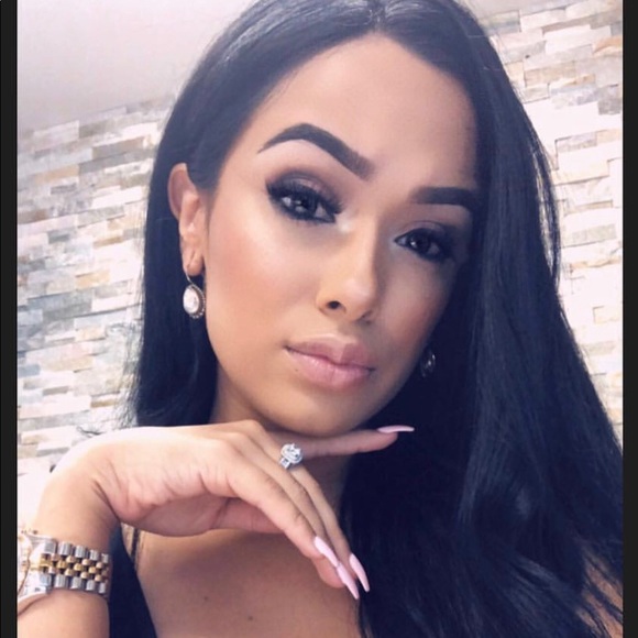 Meet your Posher, Janet - Picture 1 of 2